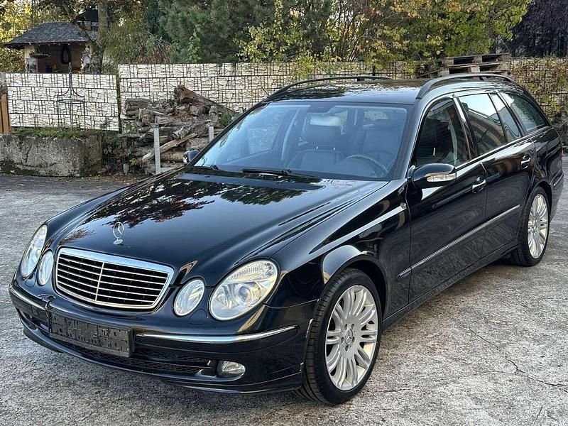 Schwarz Gebraucht 2006 Mercedes E200 Avantgarde Kombi | 3.900 € (Fairer Preis) - Bild 1/4