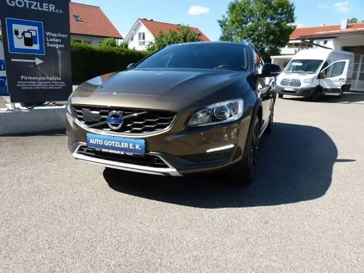 Gebraucht Volvo V60 CC Summum 190 PS (139 kW) 2016 Twilightbronze met. Kombi