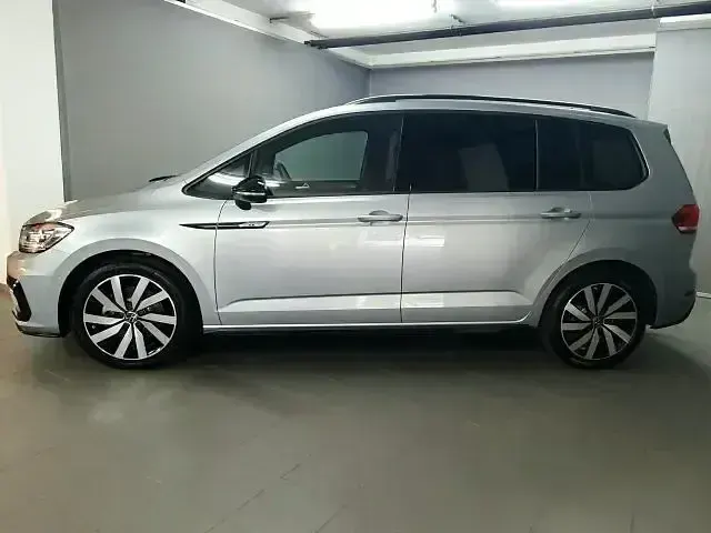Gebraucht VW Touran R-line 150 PS (110 kW) 2025 Silber Van / Kleinbus