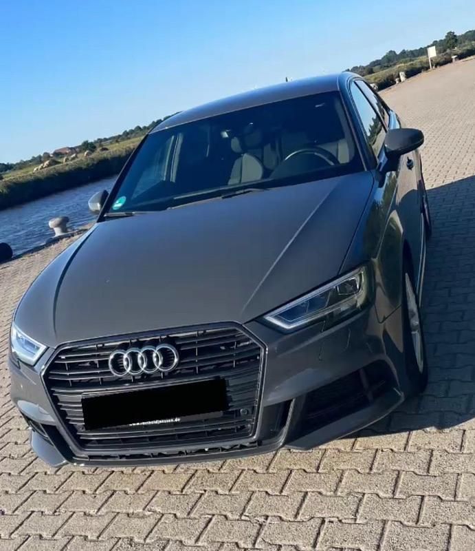 Grau Gebraucht 2017 Audi A3 Comfort Limousine | 15.750 € (Etwas zu teuer) - Bild 1/4