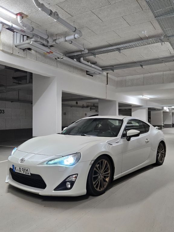 Weiß Gebraucht 2013 Toyota GT86 GT Coupé | 14.500 € (Superpreis) - Bild 1/4