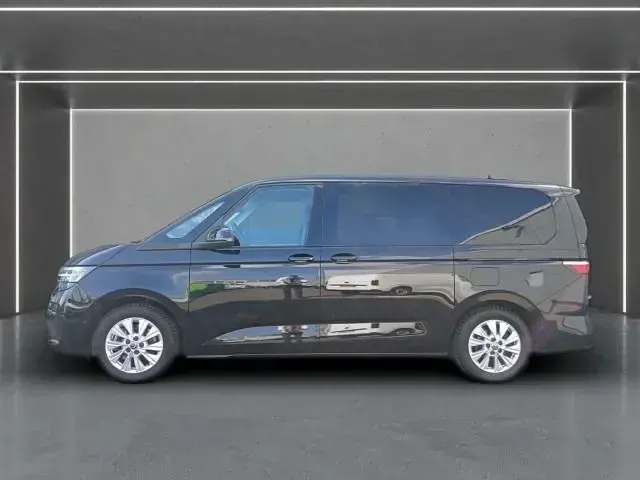 Gebraucht VW Multivan Life 150 PS (110 kW) 2025 Deep black perleffekt Van / Kleinbus