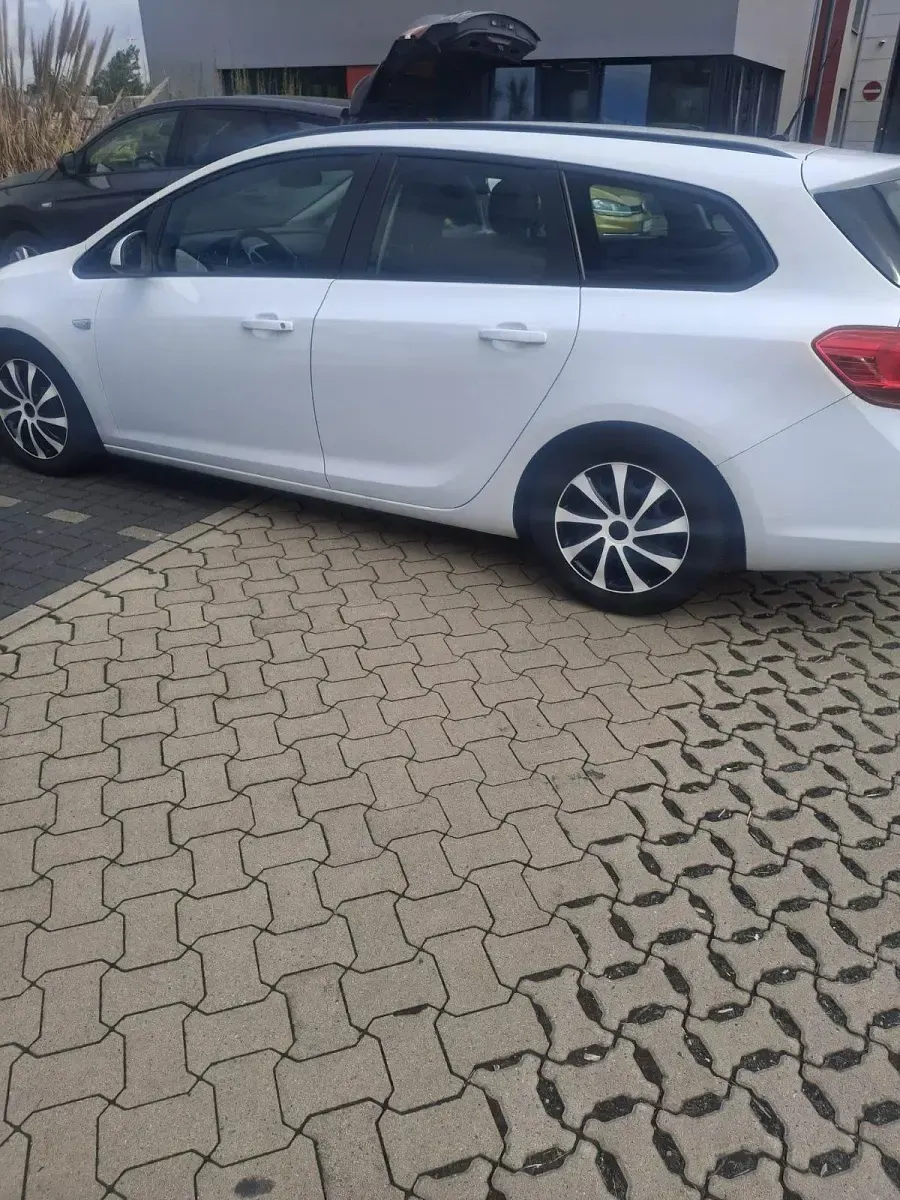 Gebraucht Opel Astra Edition 110 PS (80 kW) 2014 Weiß Kombi