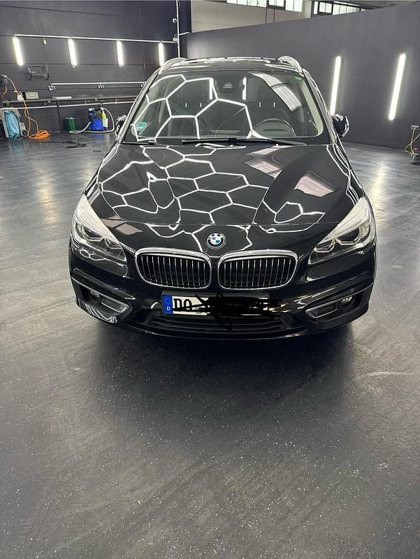 Schwarz Gebraucht 2016 BMW 220 Gran Tourer Luxury Line Van / Kleinbus | 16.000 € (Etwas zu teuer) - Bild 1/4