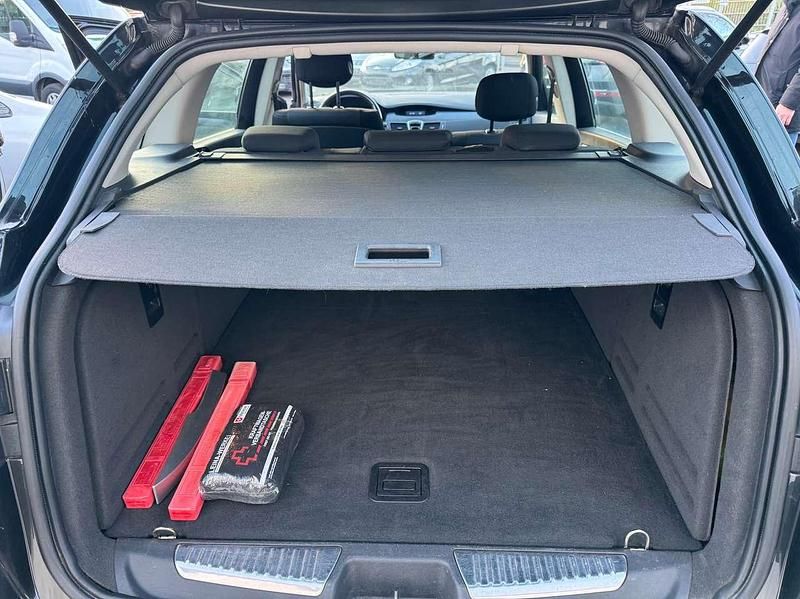 Gebraucht Renault Laguna III Expression 140 PS (102 kW) 2010 Perlmuttschwarz Kombi