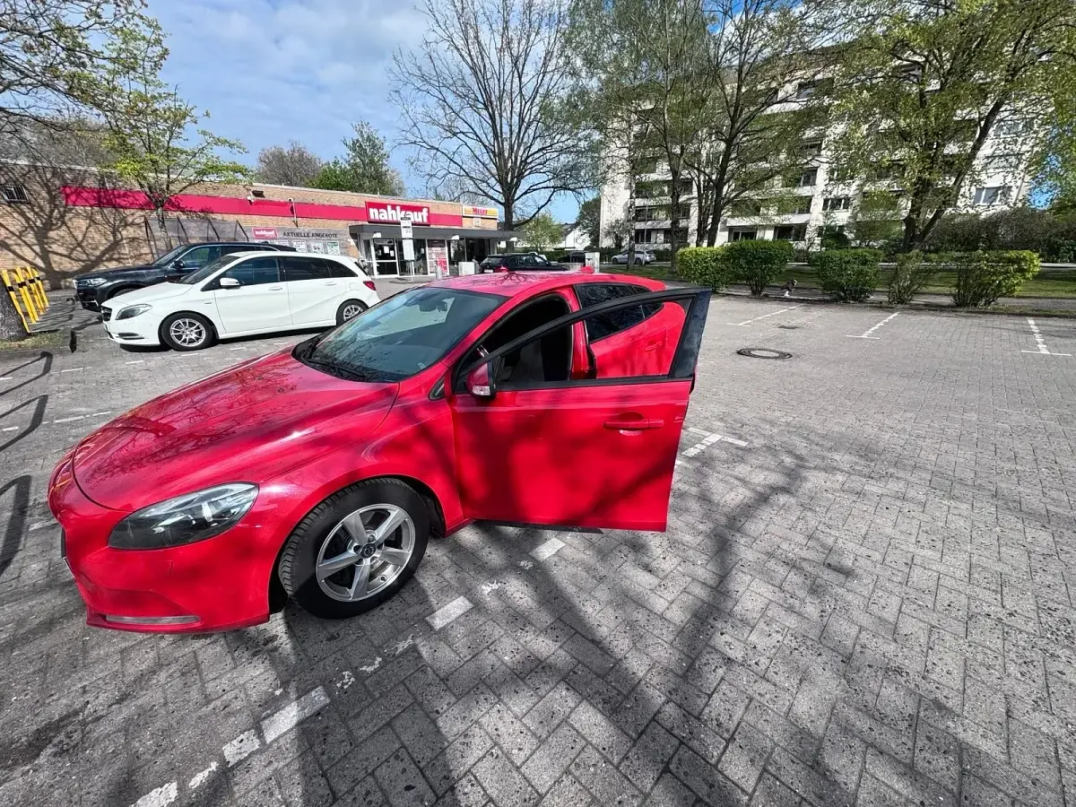 Gebraucht Volvo V40 120 PS (88 kW) 2016 Rot Kombi