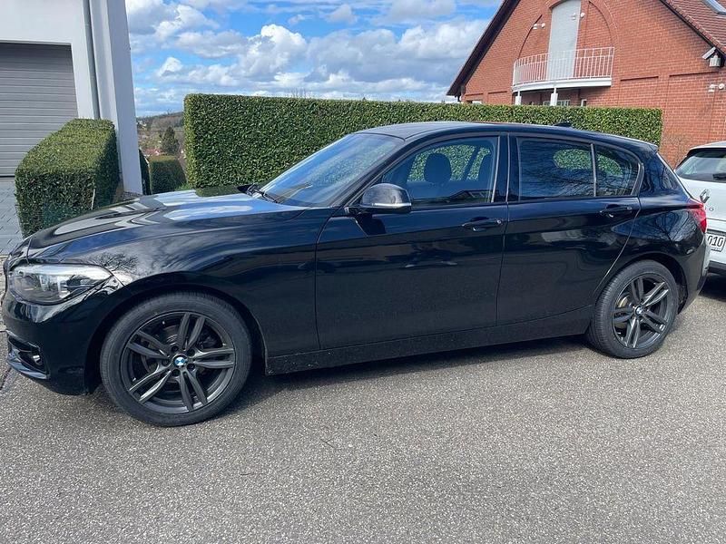 Schwarz Gebraucht 2019 BMW 118 Sport Line Kleinwagen | 18.999 € (Teuer) - Bild 1/4