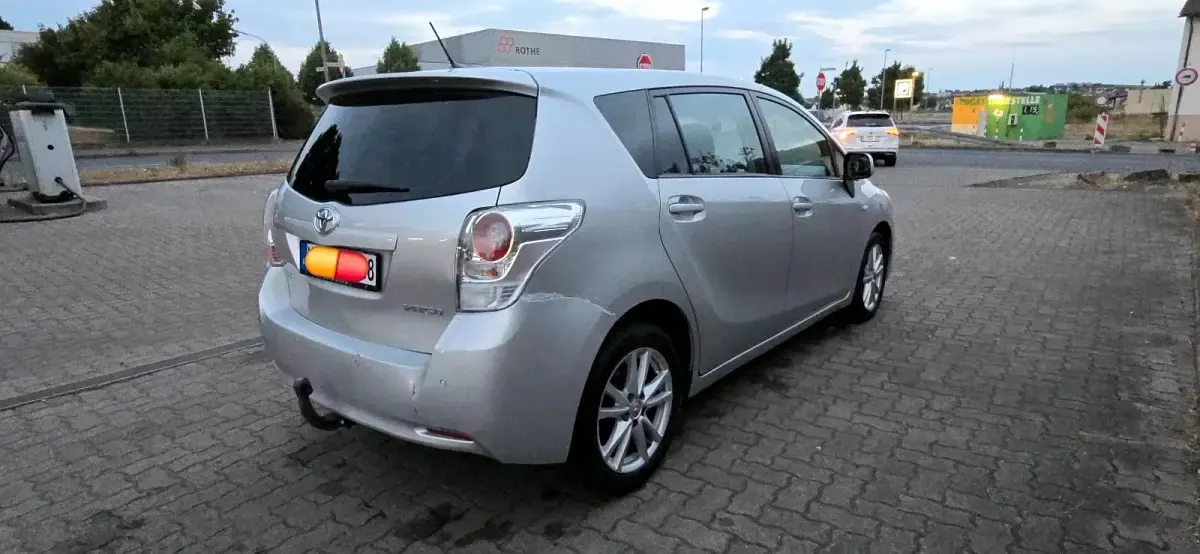 Gebraucht Toyota Verso 150 PS (110 kW) 2009 Silber Van / Kleinbus