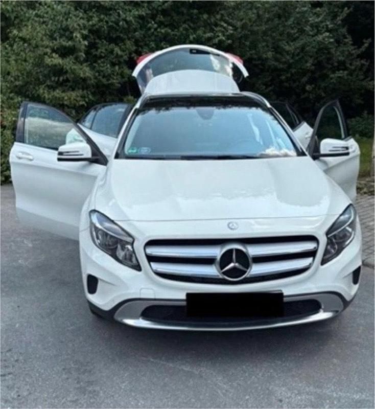 Weiß Gebraucht 2016 Mercedes GLA180 Urban SUV | 13.500 € - Bild 1/4