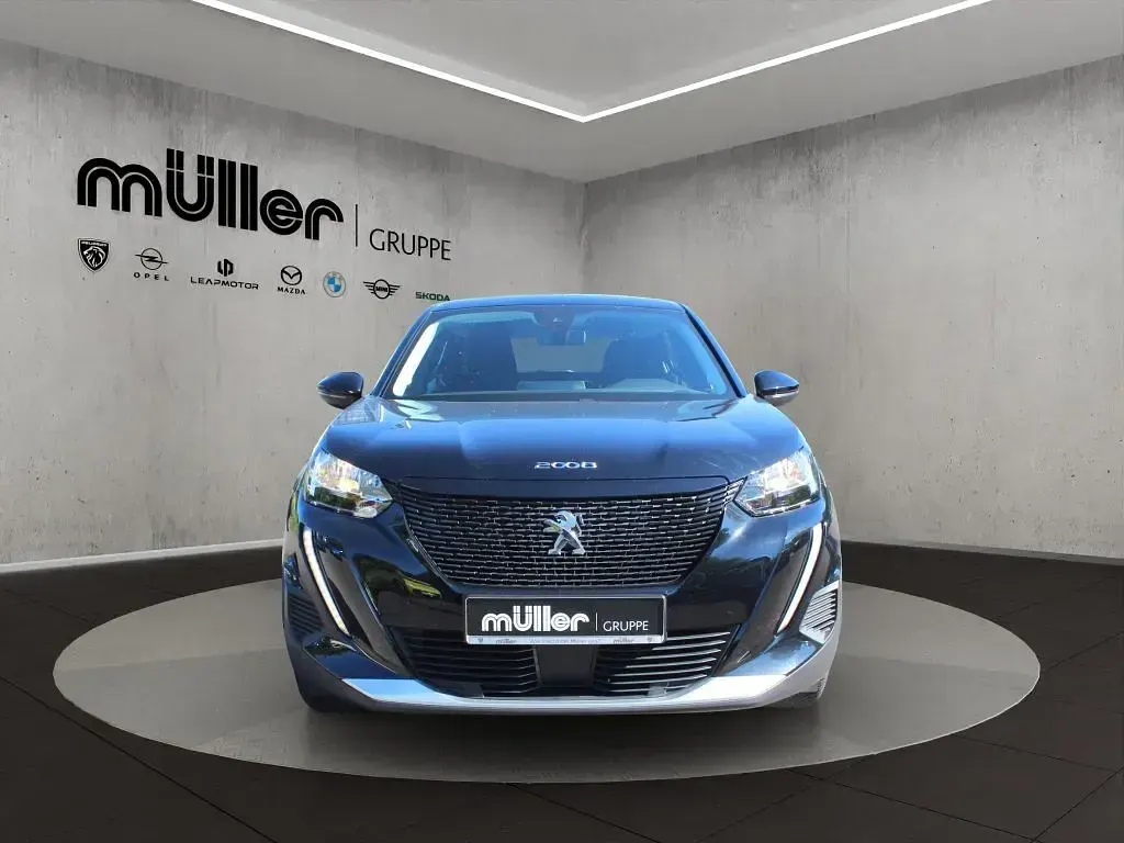 Gebraucht Peugeot e-2008 Active 100 kW (136 PS) 2022 Perla nera schwarz SUV