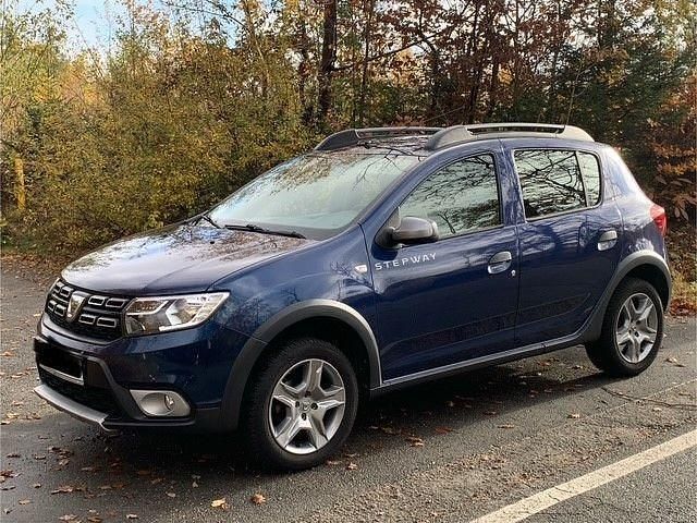 Blau Gebraucht 2018 Dacia Sandero Essentiel Limousine | 9.499 € (Fairer Preis) - Bild 1/4