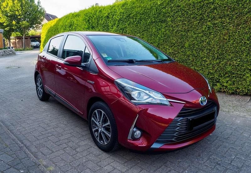 Rot Gebraucht 2020 Toyota Yaris Hybrid Club Limousine | 14.600 € (Guter Preis) - Bild 1/4