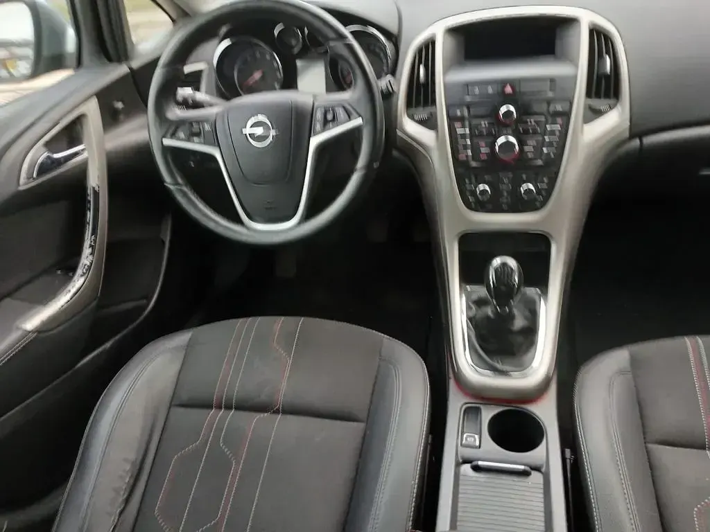 Usata Opel Astra 140 CV (102 kW) 2012 Argento Berlina