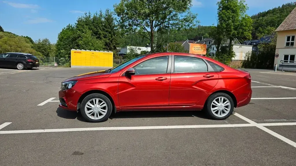 Gebraucht Lada Vesta 106 PS (77 kW) 2015 Rot Limousine