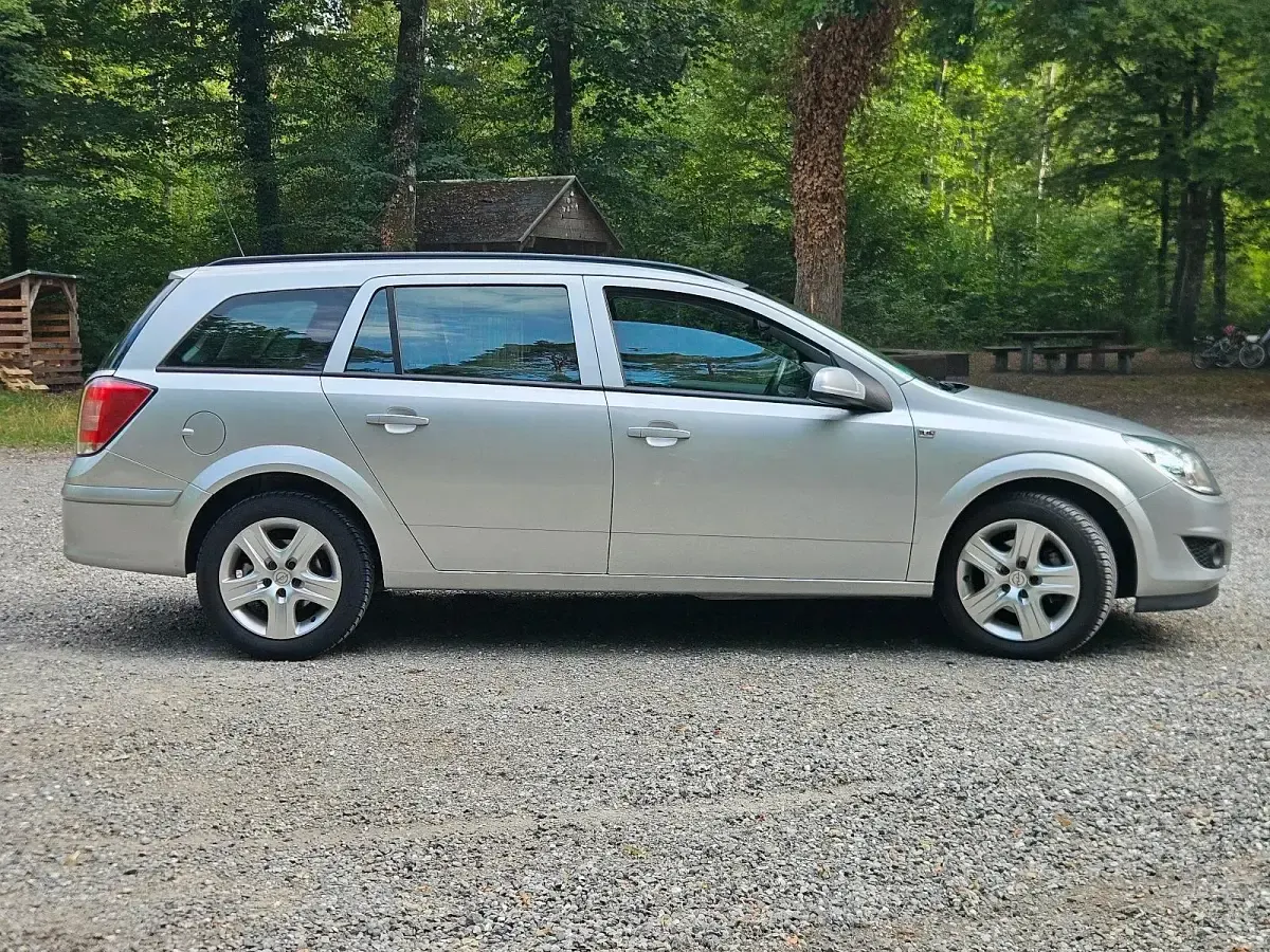 Gebraucht Opel Astra 90 PS (66 kW) 2009 Silber Kombi
