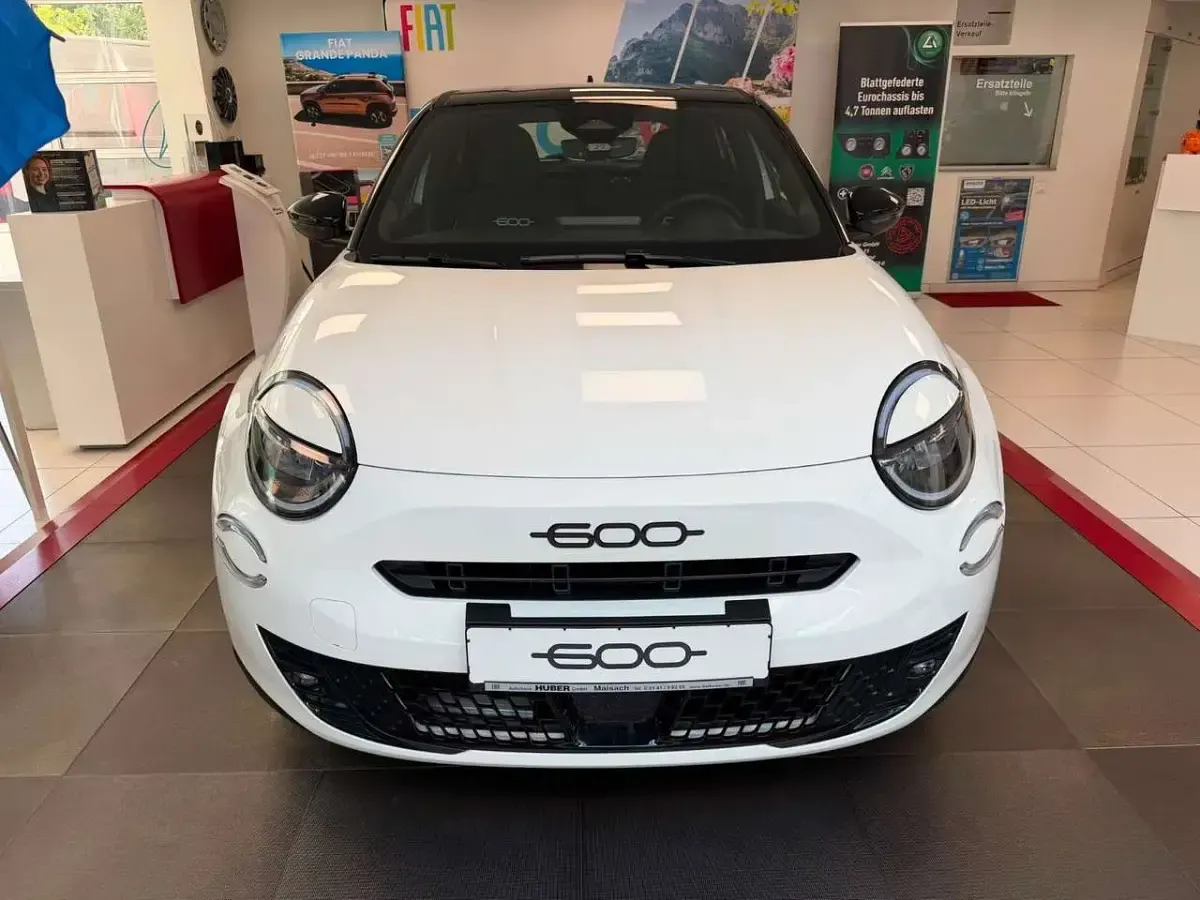 Neu Fiat 600 Street 101 PS (74 kW) 2026 Weiß SUV