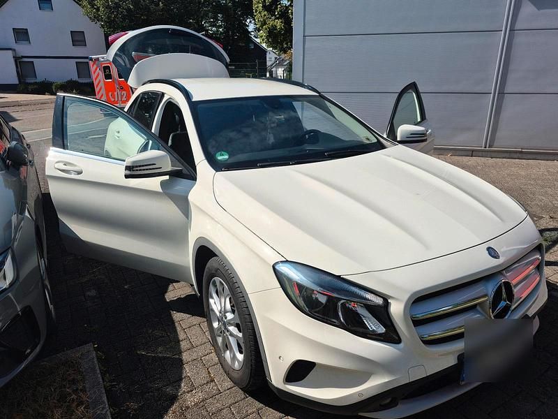 Weiß Gebraucht 2014 Mercedes GLA200 SUV | 12.000 € (Superpreis) - Bild 1/4