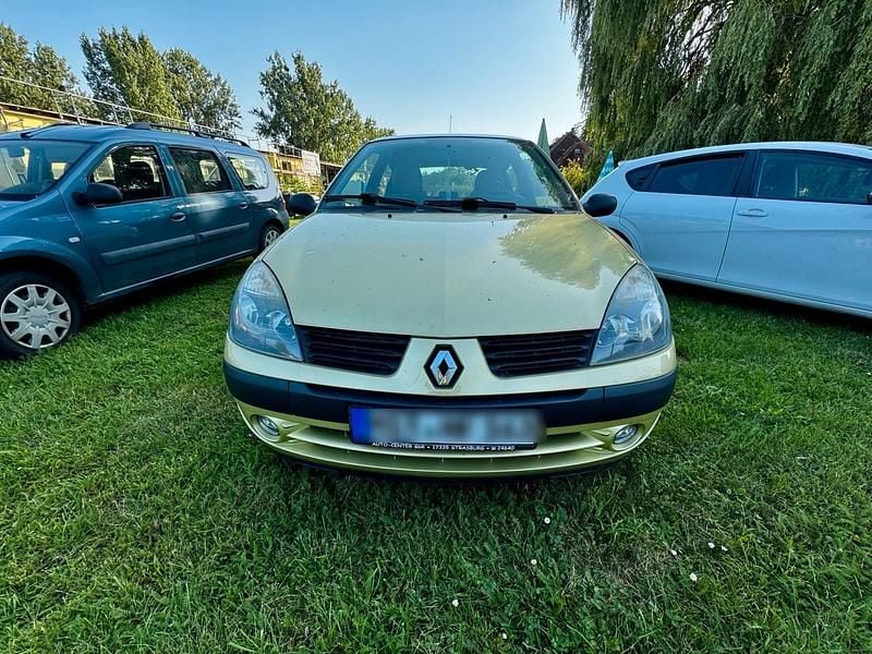 Grün Gebraucht 2004 Renault Clio II Kleinwagen | 2.000 € (Teuer) - Bild 1/4