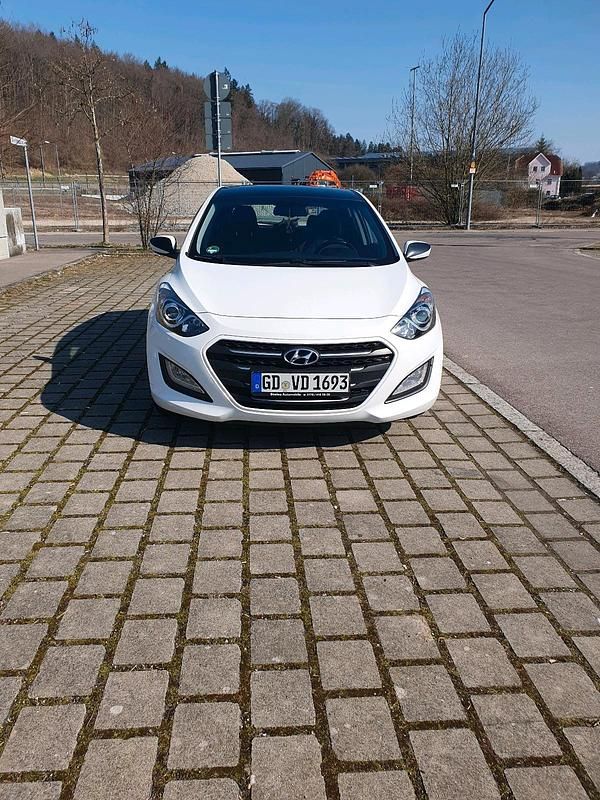 Weiß Gebraucht 2015 Hyundai i30 Limousine | 12.500 € (Teuer) - Bild 1/4