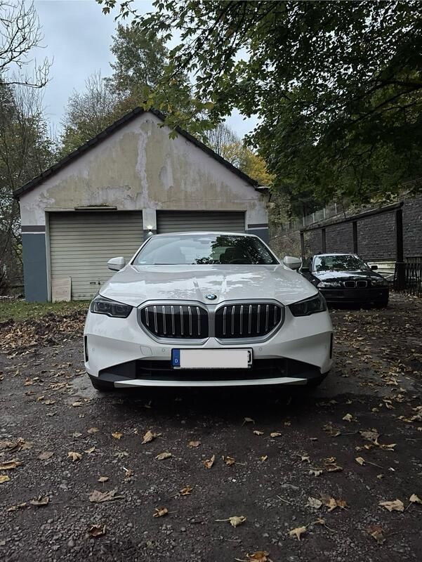 Weiß Gebraucht 2023 BMW 520 Limousine | 53.990 € - Bild 1/4