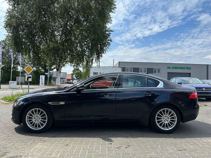 Schwarz Gebraucht 2015 Jaguar XE Limousine | 5.999 € - Bild 1/4