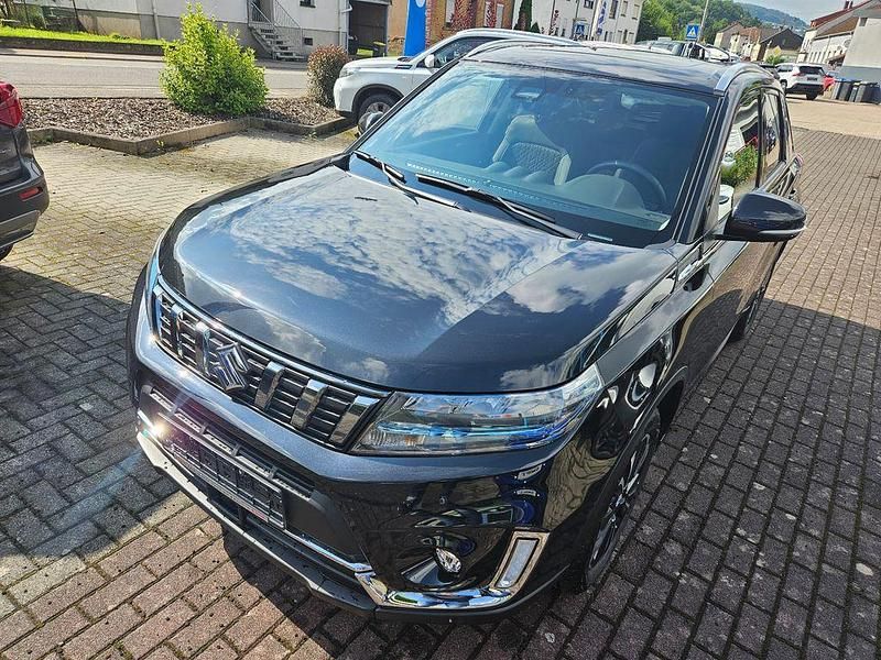 Schwarz Gebraucht 2024 Suzuki Vitara Comfort+ SUV | 26.990 € (Etwas zu teuer) - Bild 1/4