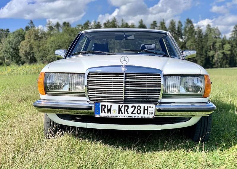 Gebraucht Mercedes 230 109 PS (80 kW) 1977 Weiß Coupé