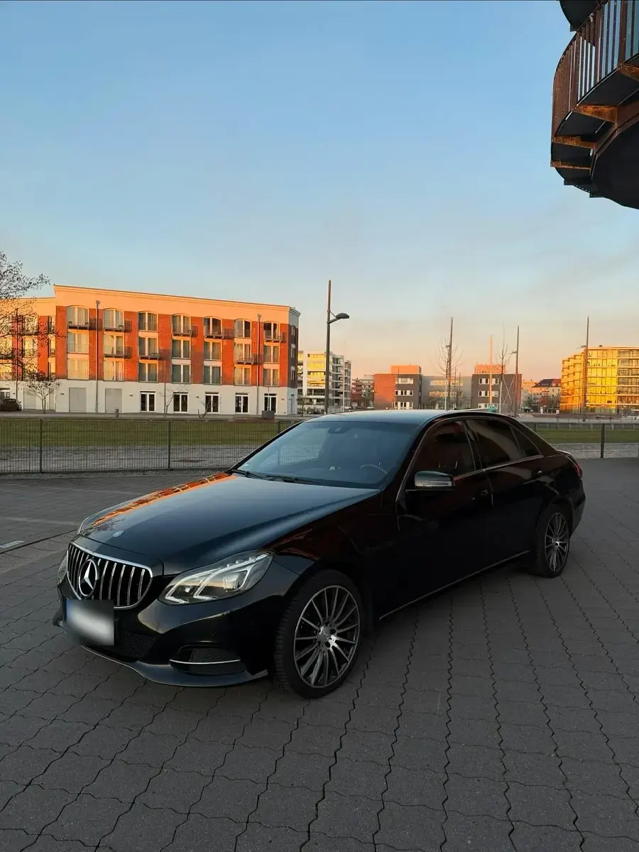 Gebraucht Mercedes E220 Elegance 170 PS (125 kW) 2013 Schwarz Limousine