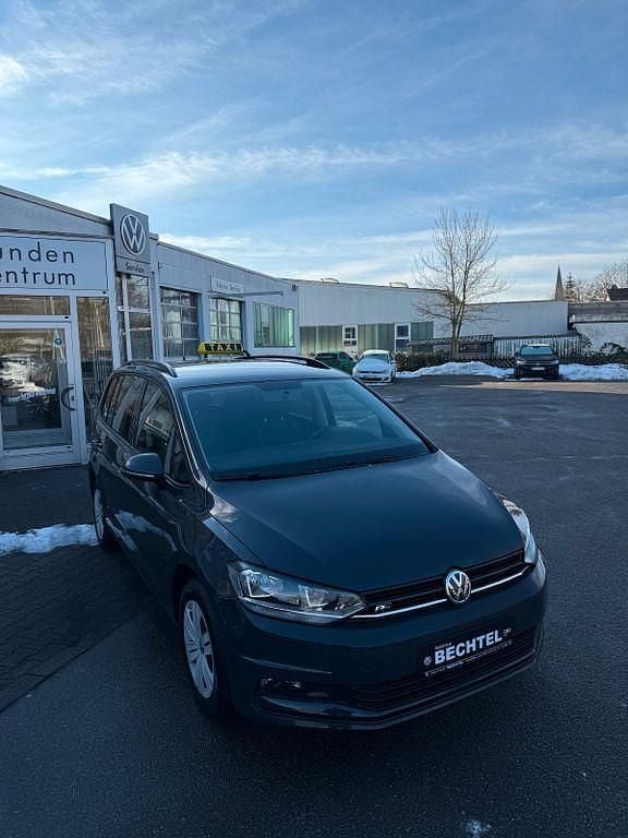 Uranograu Gebraucht 2019 VW Touran Trendline Van / Kleinbus | 22.850 € (Guter Preis) - Bild 1/4