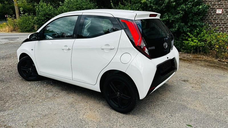 Weiß Gebraucht 2020 Toyota Aygo Kleinwagen | 9.500 € (Fairer Preis) - Bild 1/4