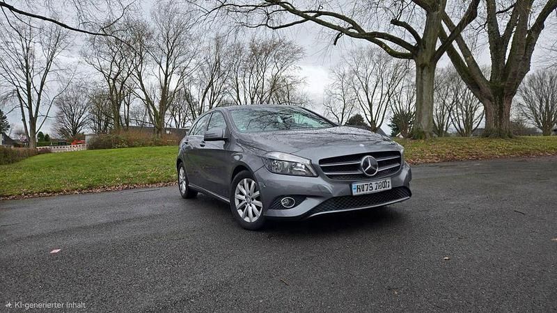 Grau Gebraucht 2013 Mercedes A180 Limousine | 10.999 € (Guter Preis) - Bild 1/4