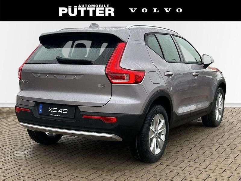 Neu Volvo XC40 Core 163 PS (119 kW) 2025 Metallic (silber SUV