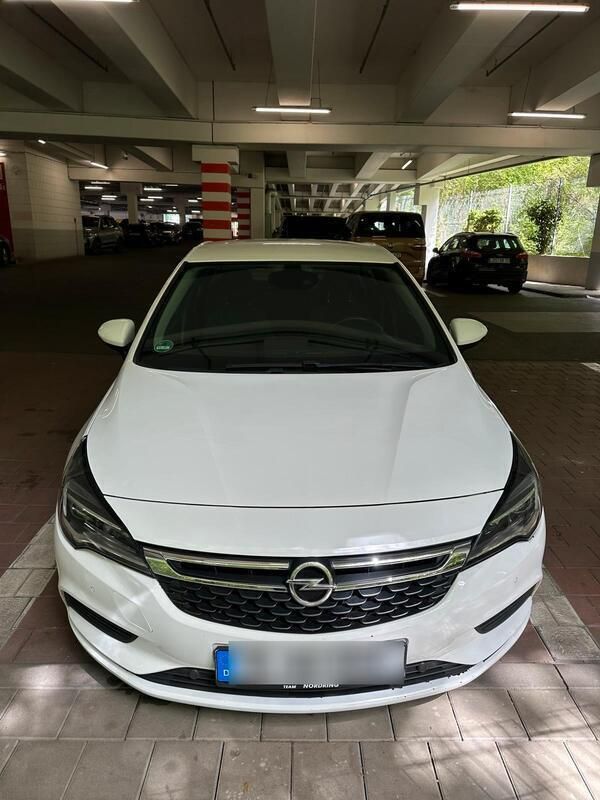 Weiß Gebraucht 2017 Opel Astra Limousine | 8.500 € (Guter Preis) - Bild 1/4