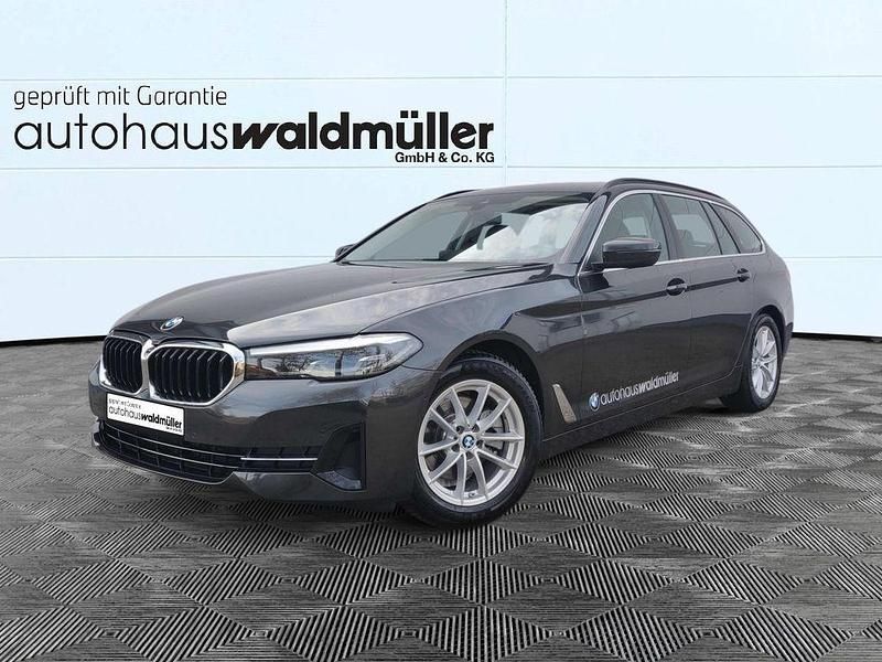 Sophistograu brillanteffekt metallic Gebraucht 2020 BMW 520 Sport Line Kombi | 31.101 € (Etwas zu teuer) - Bild 1/4