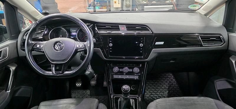 Gebraucht VW Touran Highline 150 PS (110 kW) 2016 Schwarz Van / Kleinbus