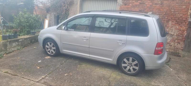 Grau Gebraucht 2004 VW Touran Van / Kleinbus | 800 € (Superpreis) - Bild 1/4