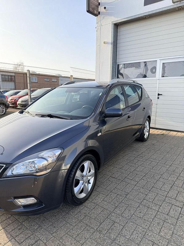 Gebraucht Kia Ceed Sportswagon Edition 7 111 PS (81 kW) 2012 Grau Kombi