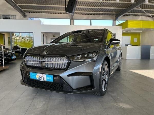 Weiß (moonweiss metallic) Gebraucht 2022 Skoda Enyaq iV SportLine SUV | 58.995 € - Bild 1/4