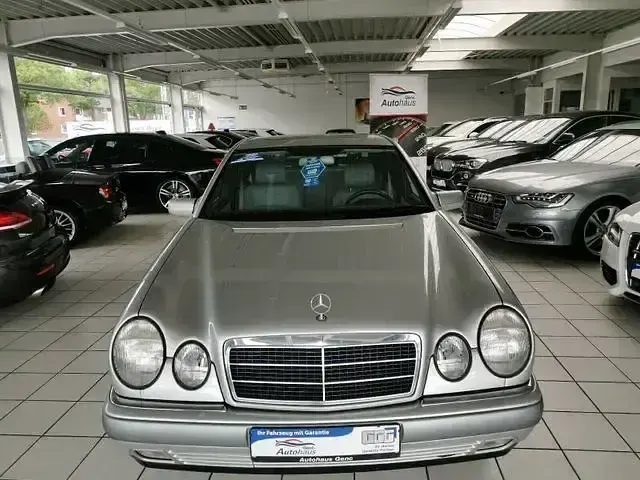 Gebraucht Mercedes E200 136 PS (100 kW) 1995 Silber Limousine