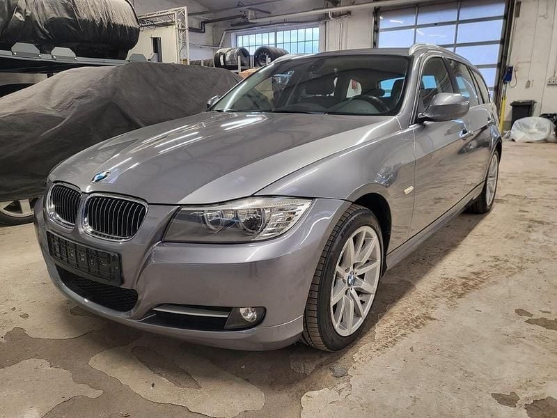 Grau Gebraucht 2012 BMW 320 Sport Line Kombi | 4.990 € (Superpreis) - Bild 1/4