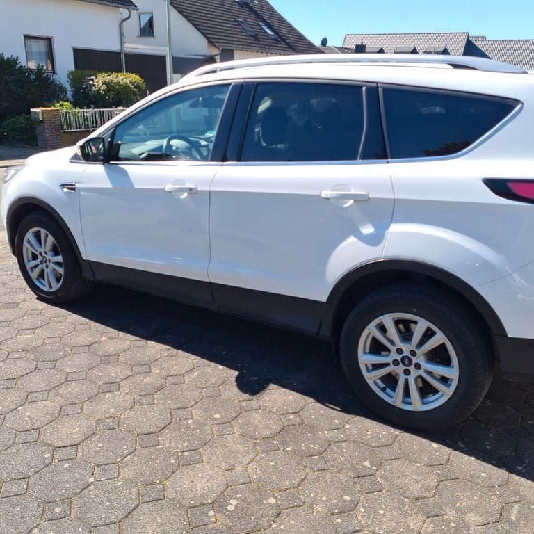 Gebraucht Ford Kuga Titanium 150 PS (110 kW) 2019 Weiß SUV