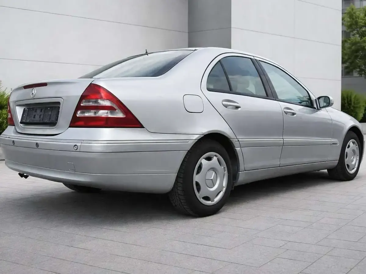 Gebraucht Mercedes C220 Elegance 143 PS (105 kW) 2001 477 Limousine