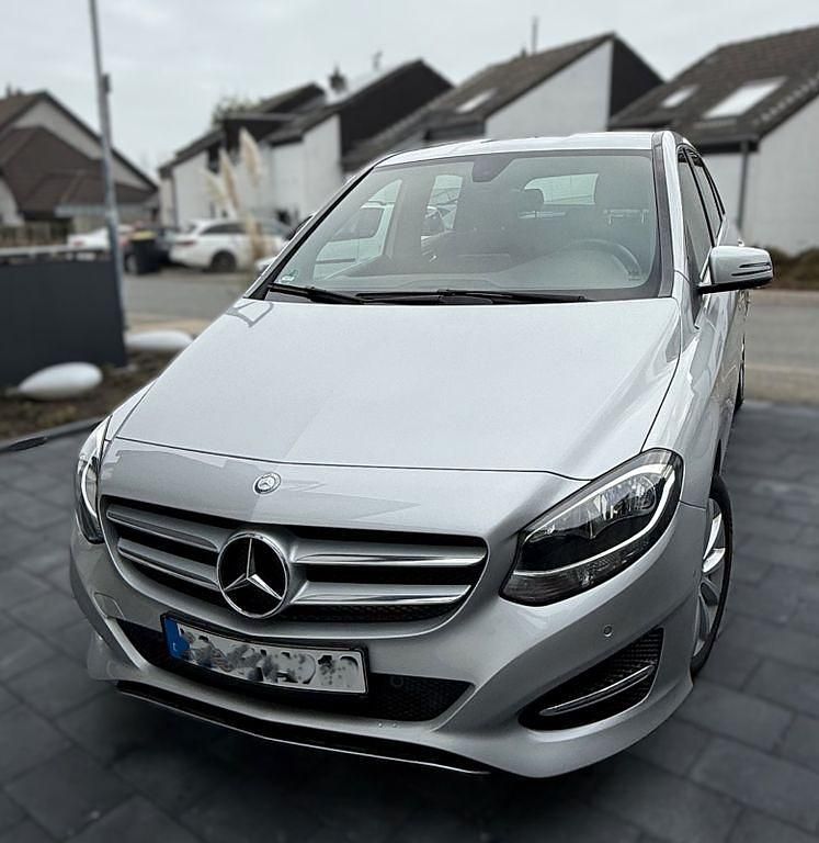 Gebraucht Mercedes B180 Style 122 PS (89 kW) 2016 Silber Van / Kleinbus