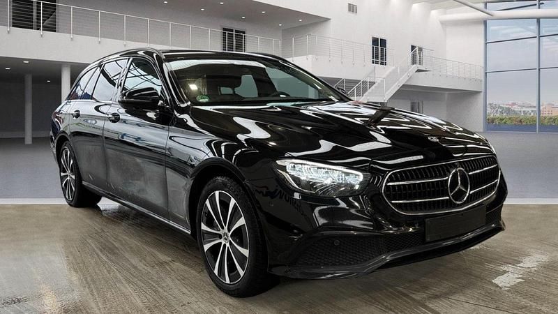 Schwarz Gebraucht 2021 Mercedes E300 Night Kombi | 21.980 € (Fairer Preis) - Bild 1/4