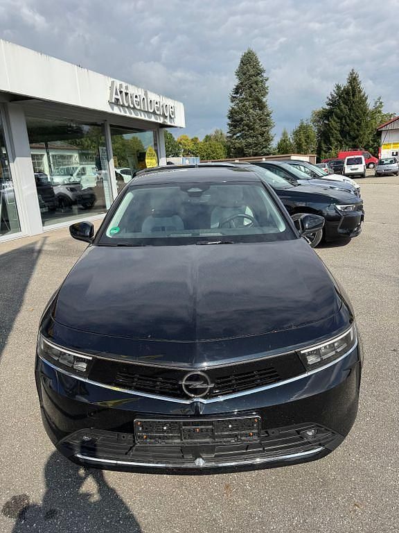 Używany Opel Astra Elegance 131 KM (96 kW) 2022 Czarny Sedan/Limuzyna