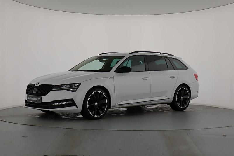 Moonweiss metallic Gebraucht 2022 Skoda Superb SportLine Kombi | 33.889 € (Teuer) - Bild 1/4