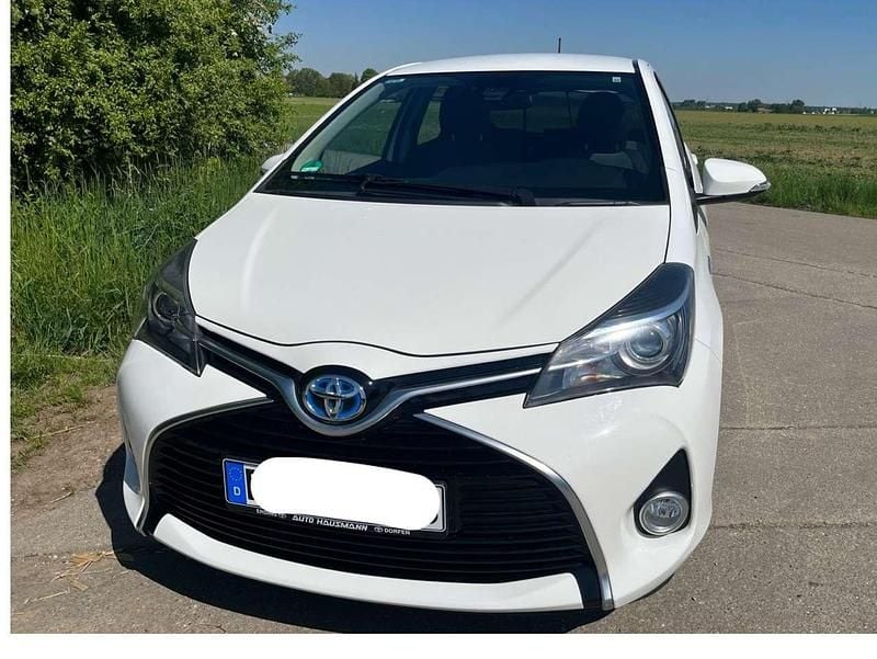 Weiß Gebraucht 2016 Toyota Yaris Hybrid Edition-S Kleinwagen | 11.800 € (Fairer Preis) - Bild 1/4