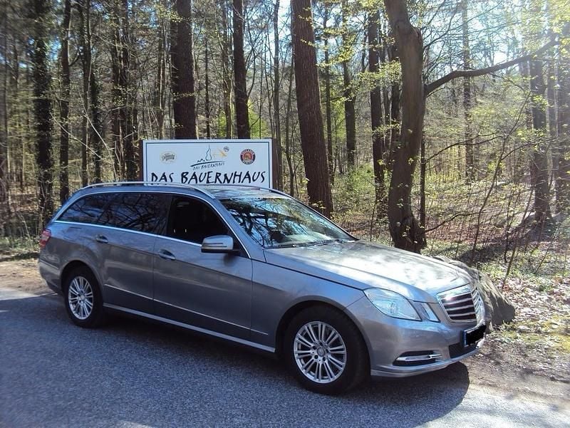 Grau Gebraucht 2011 Mercedes E350 Kombi | 7.490 € (Superpreis) - Bild 1/4