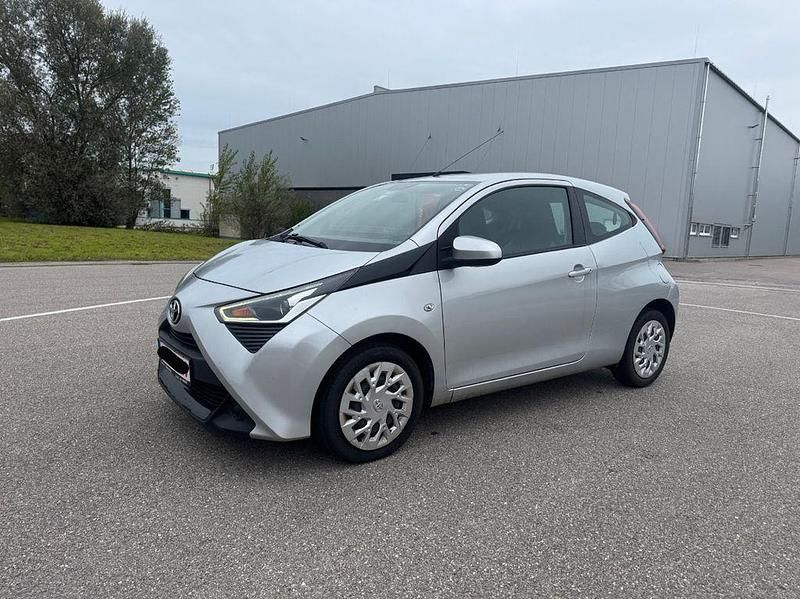 Silber Gebraucht 2020 Toyota Aygo X-play Kleinwagen | 7.950 € (Fairer Preis) - Bild 1/4