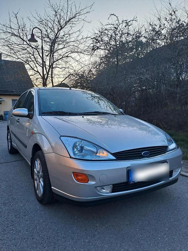 Gebraucht Ford Focus 115 PS (84 kW) 2000 Silber Limousine